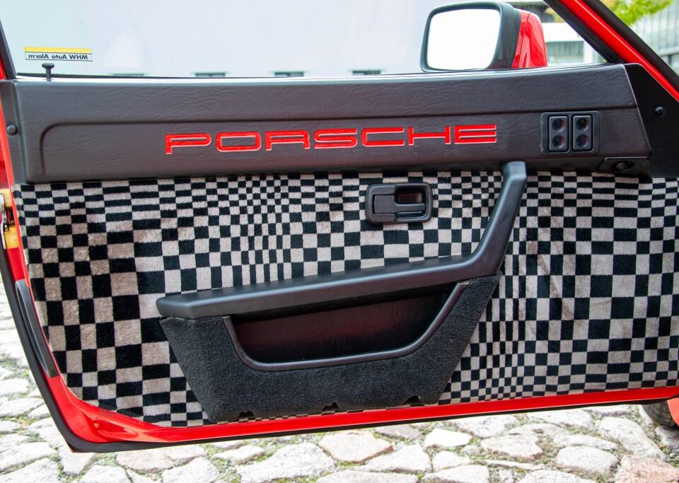 Image 20/22 of Porsche 944 (1982)