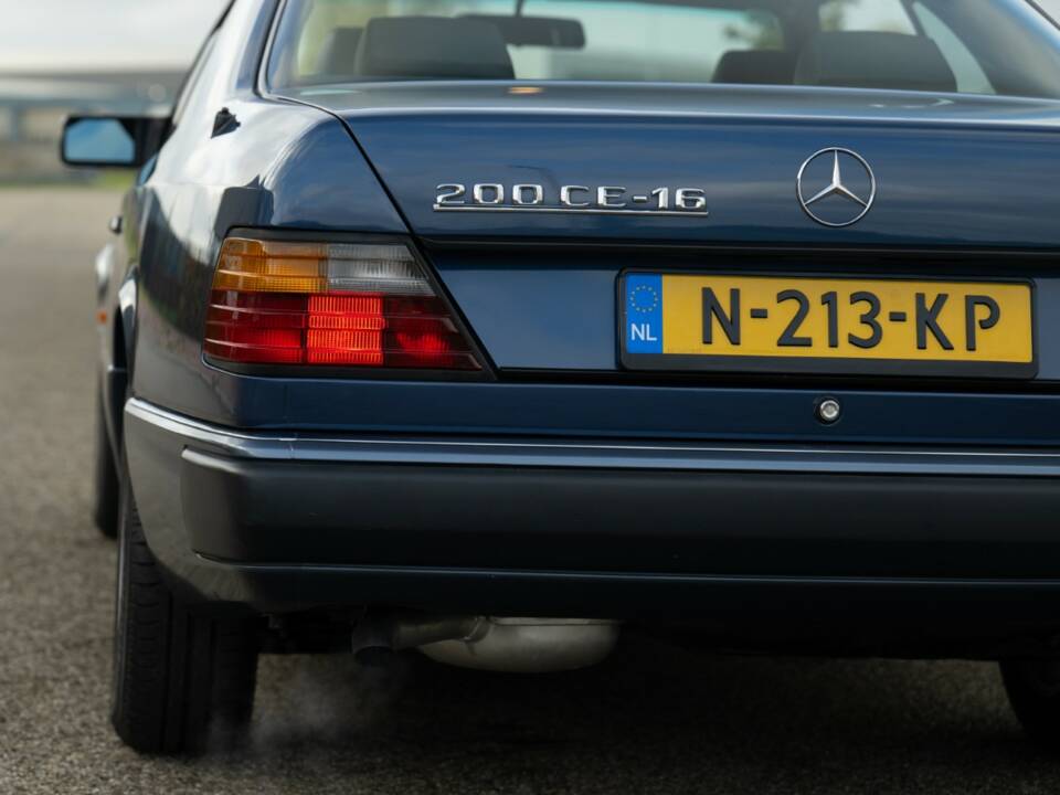 Bild 65/79 von Mercedes-Benz 200 CE (1993)