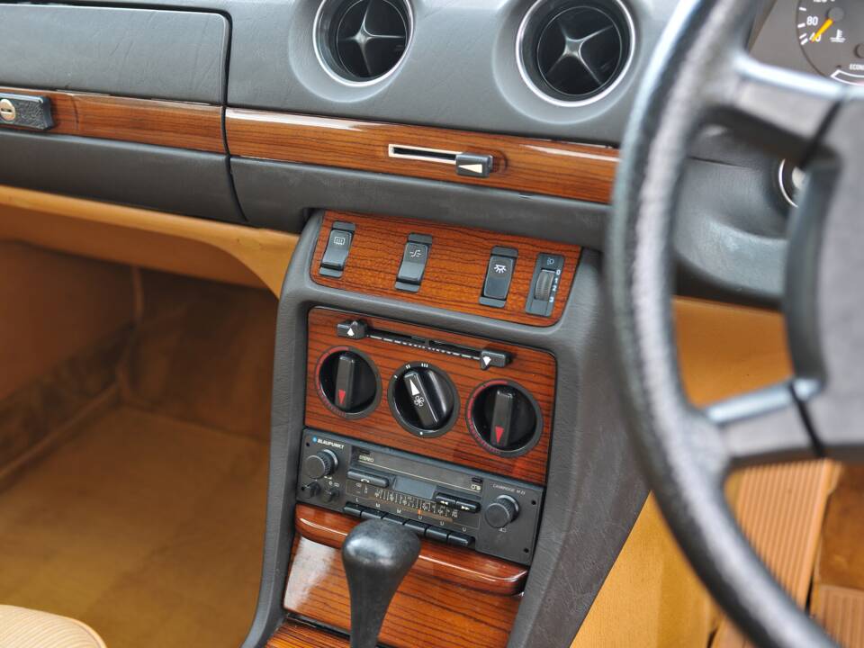 Image 25/33 of Mercedes-Benz 230 CE (1985)
