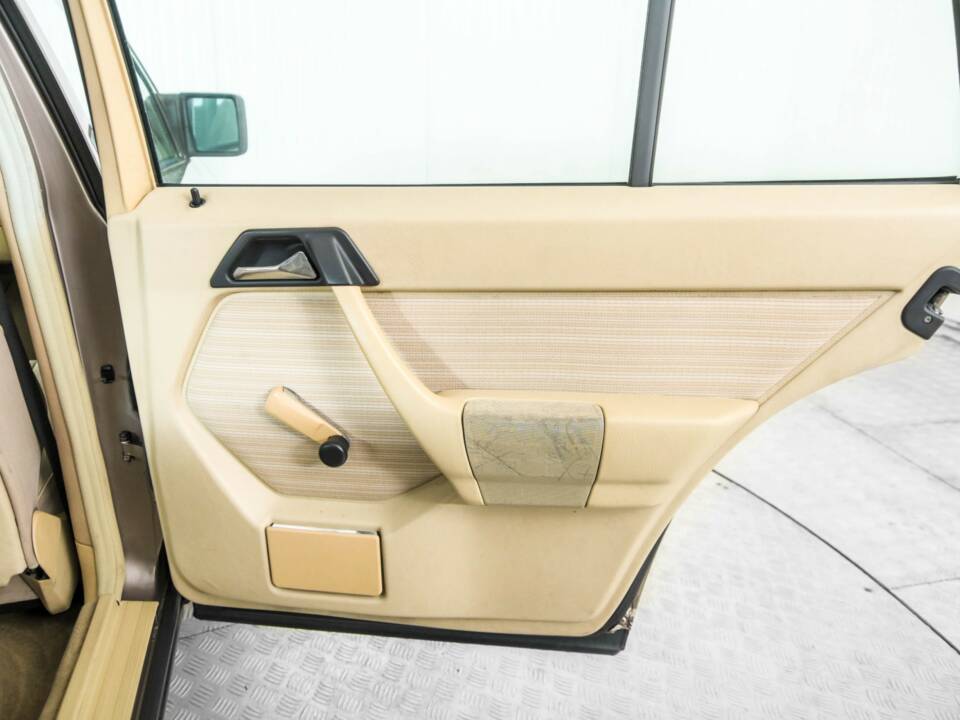 Image 37/50 of Mercedes-Benz 300 TD (1986)