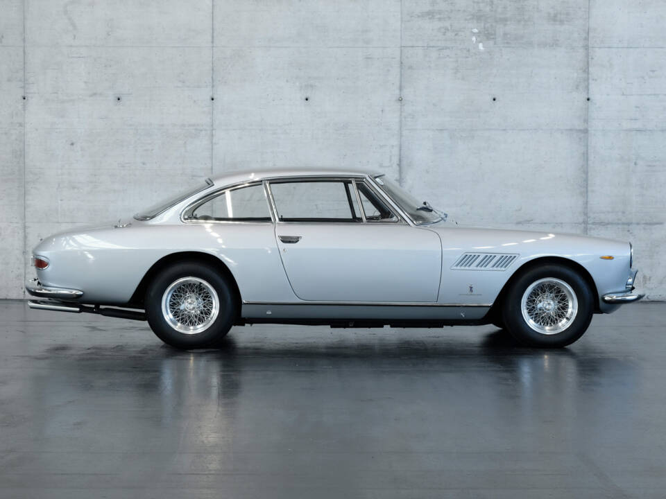 Image 5/24 de Ferrari 330 GT 2+2 (1964)