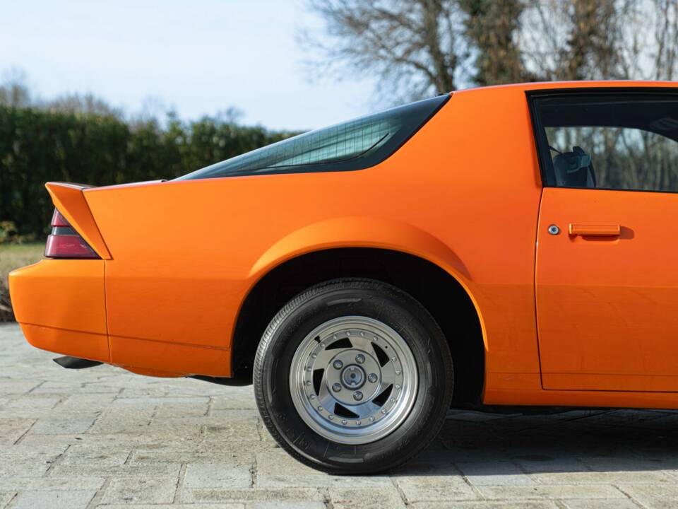 Image 21/50 of Chevrolet Camaro Z28 (1992)