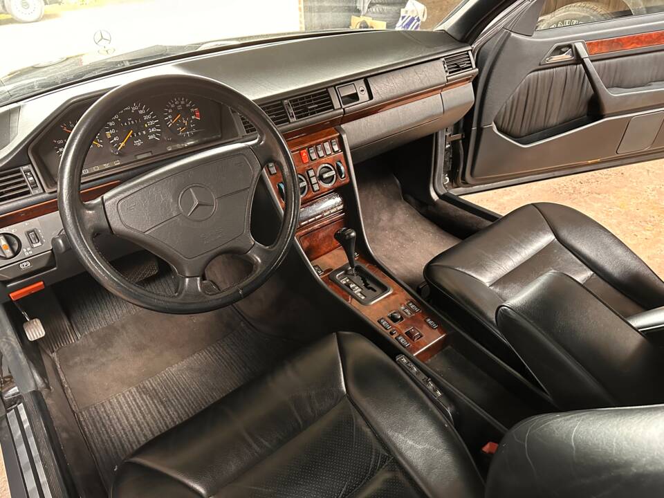 Image 8/19 of Mercedes-Benz 300 CE-24 (1992)