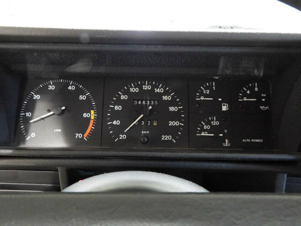 Imagen 8/14 de Alfa Romeo 75 1.6 (1991)