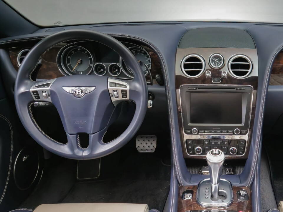 Imagen 28/41 de Bentley Continental GTC W12 (2014)