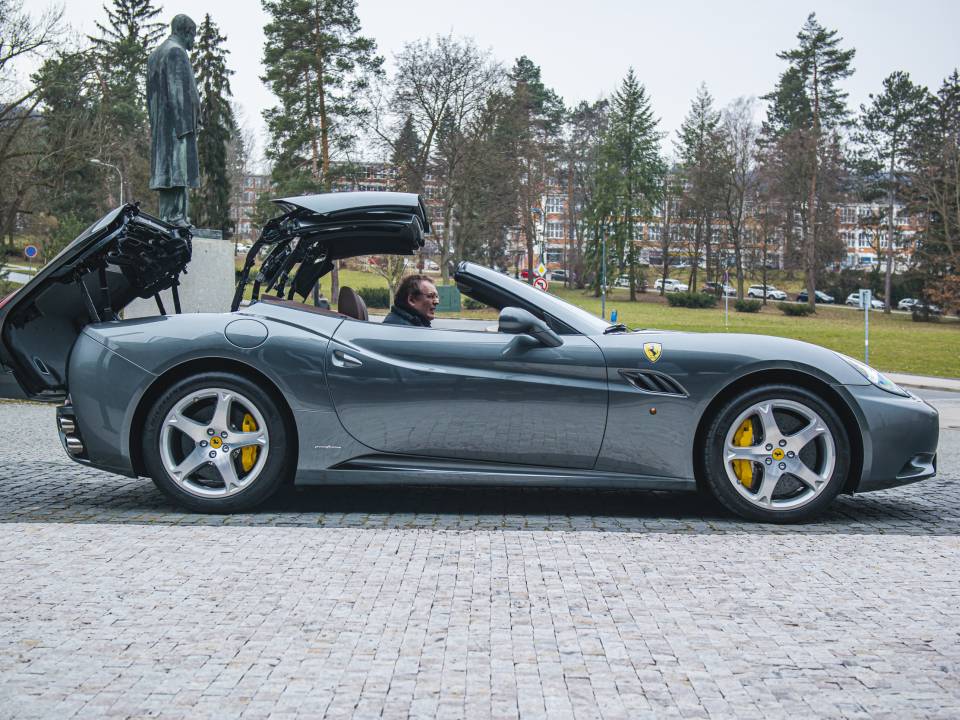 Image 7/28 of Ferrari California (2011)