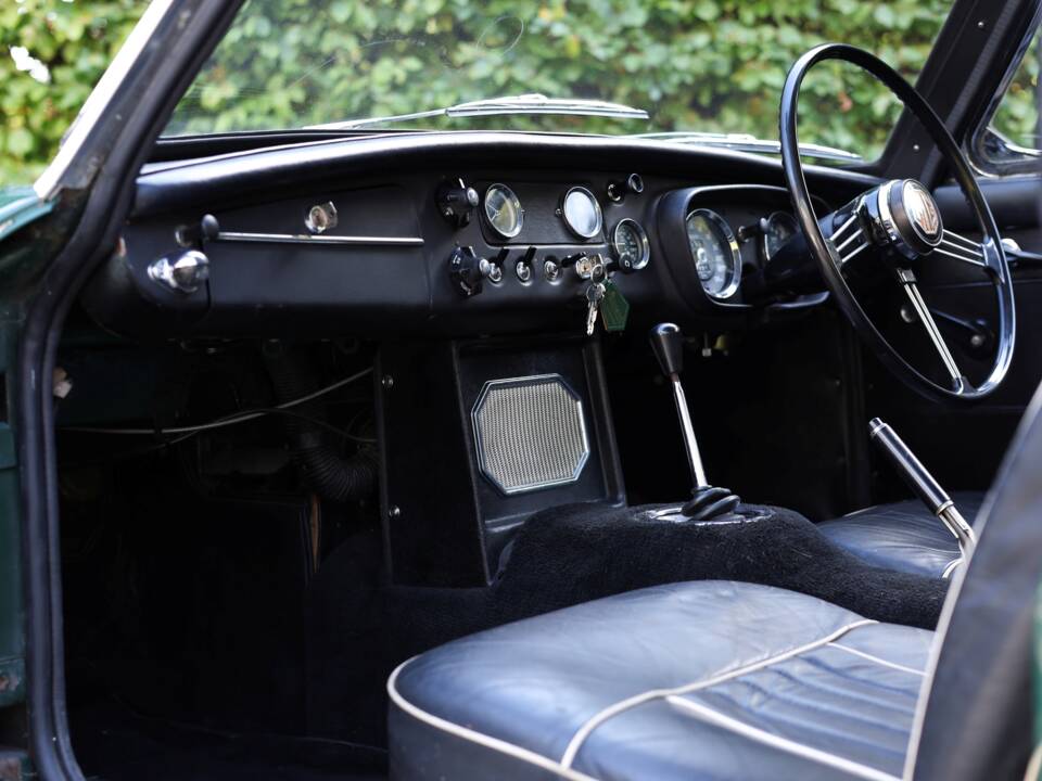 Bild 4/50 von MG MGB GT (1967)