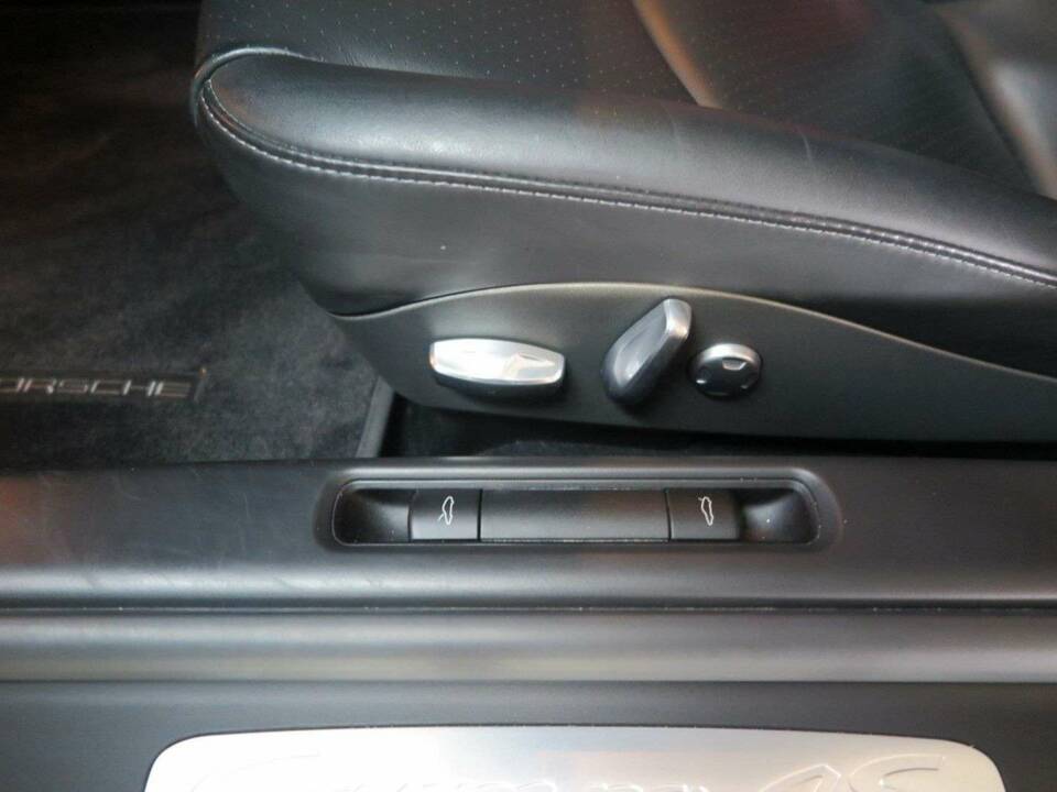 Image 14/50 of Porsche 911 Carrera 4S (2011)