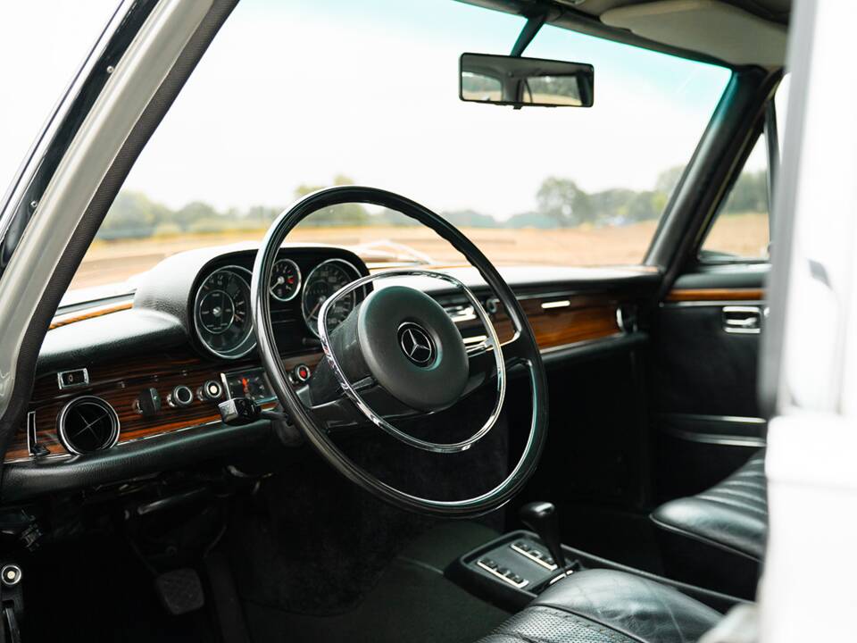 Image 19/50 of Mercedes-Benz 300 SEL 6.3 (1970)