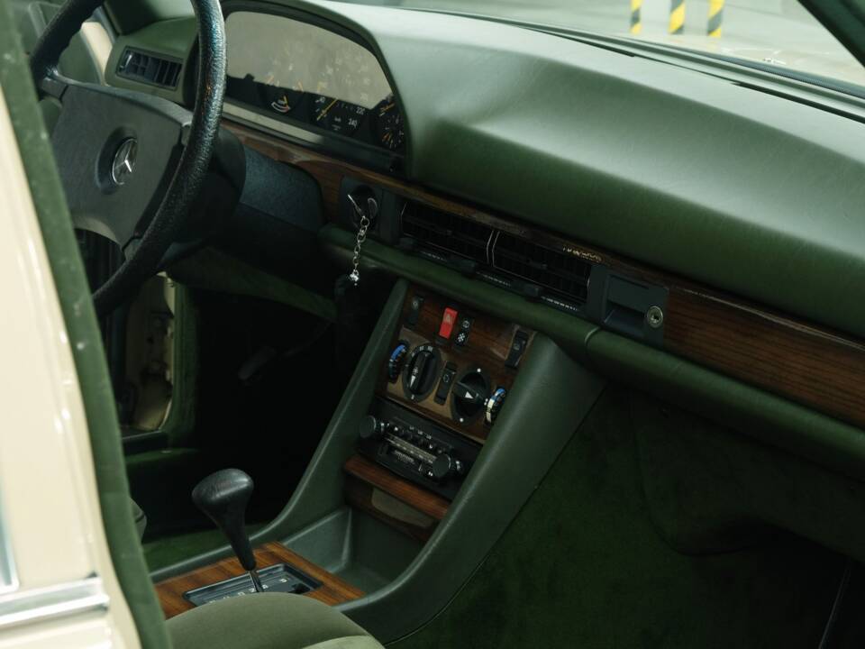 Bild 21/50 von Mercedes-Benz 280 SE (1984)