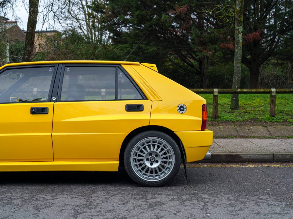 Image 11/27 of Lancia Delta HF Integrale Evoluzione I (1992)