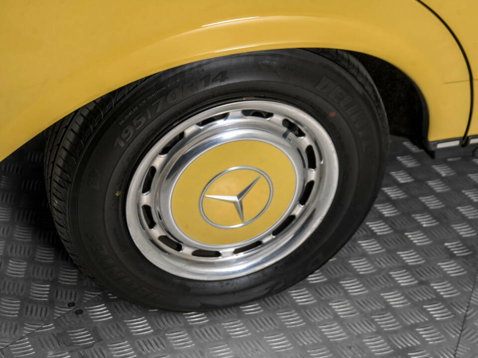 Image 38/50 of Mercedes-Benz 240 TD (1982)