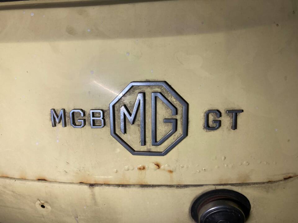 Image 19/34 of MG MGB GT (1970)