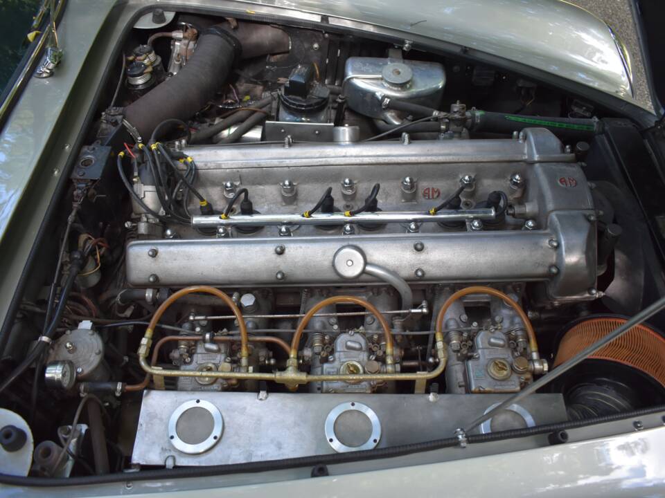 Image 56/71 of Aston Martin DB 6 Vantage (1966)