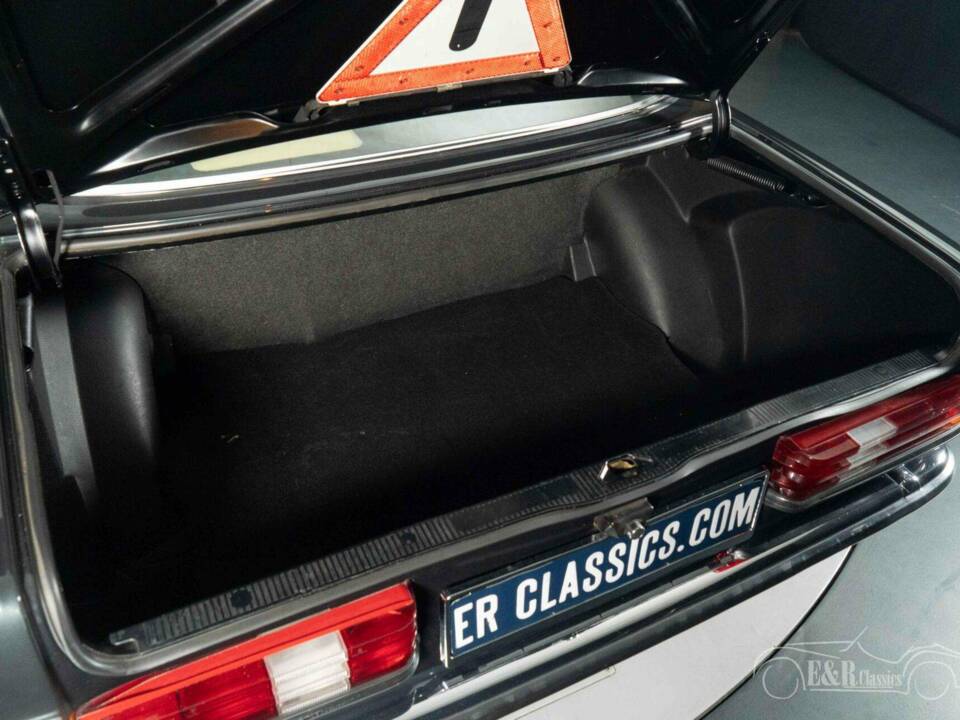 Immagine 6/19 di Mercedes-Benz 280 CE (1977)