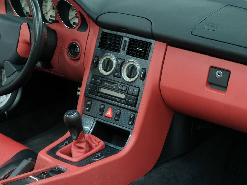 Immagine 21/50 di Mercedes-Benz SLK 230 Kompressor (1996)