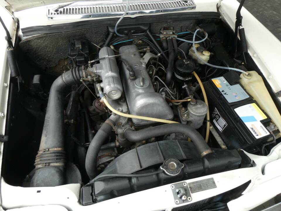 Image 15/20 of Mercedes-Benz 220 D (1972)