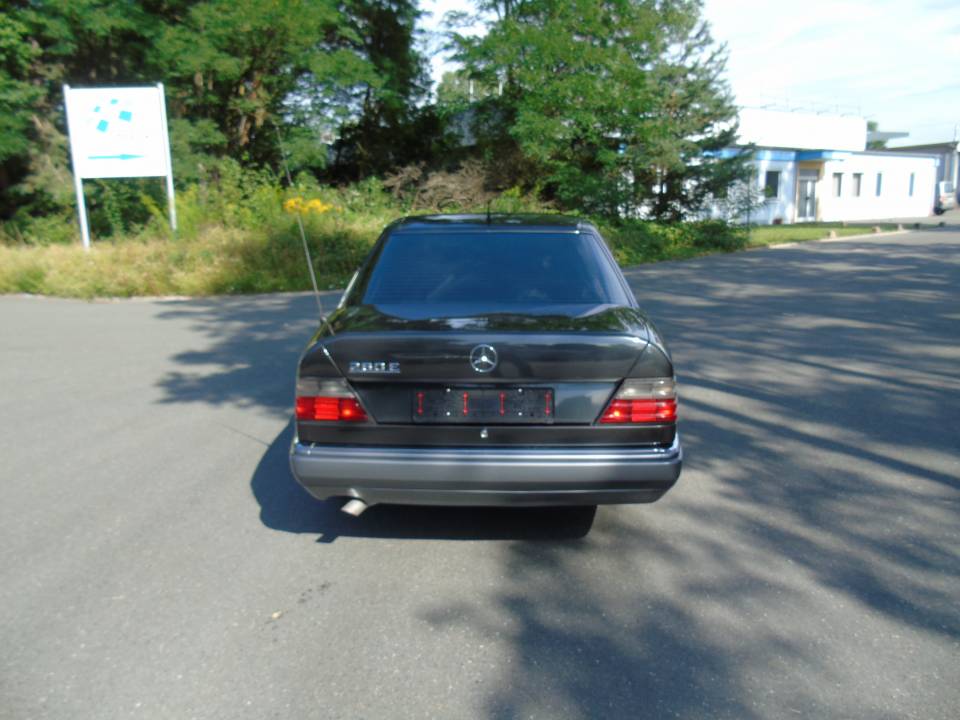Image 12/31 of Mercedes-Benz 260 E Long (1991)