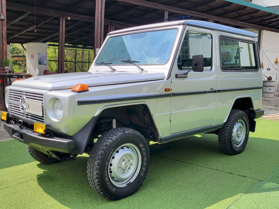 Image 4/55 of Mercedes-Benz 200 GE (SWB) (1990)