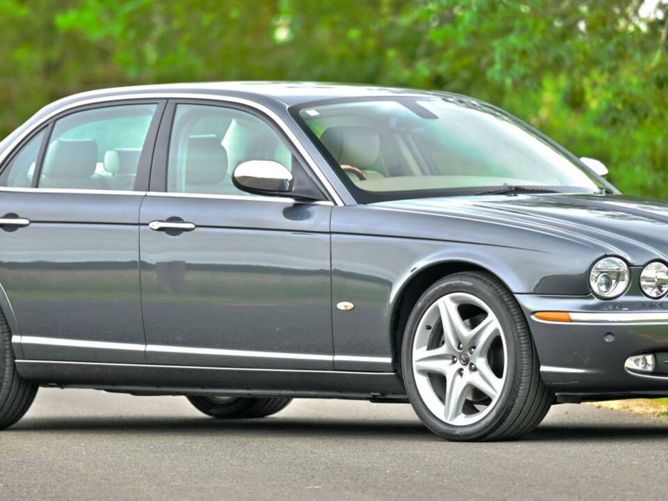 Image 1/50 of Jaguar XJ 8 4.2 (2007)