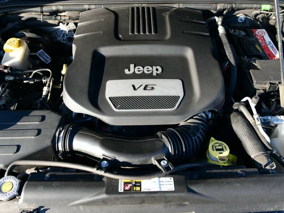 Image 32/50 de Jeep Wrangler Sahara 4.0L (2014)