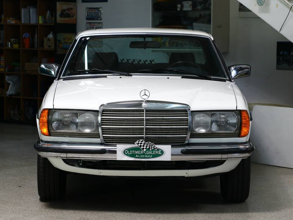 Bild 2/38 von Mercedes-Benz 230 CE (1984)
