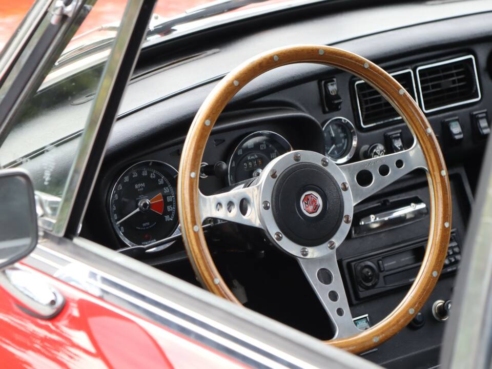 Image 3/50 of MG MGB GT (1974)