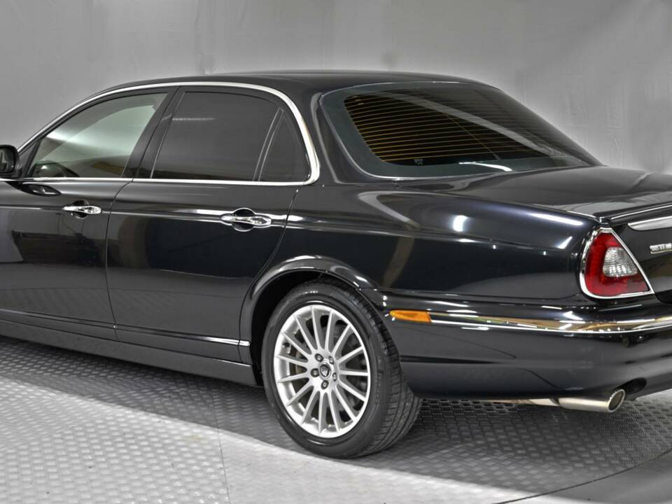 Image 16/50 of Jaguar XJ 8 4.2 (2006)