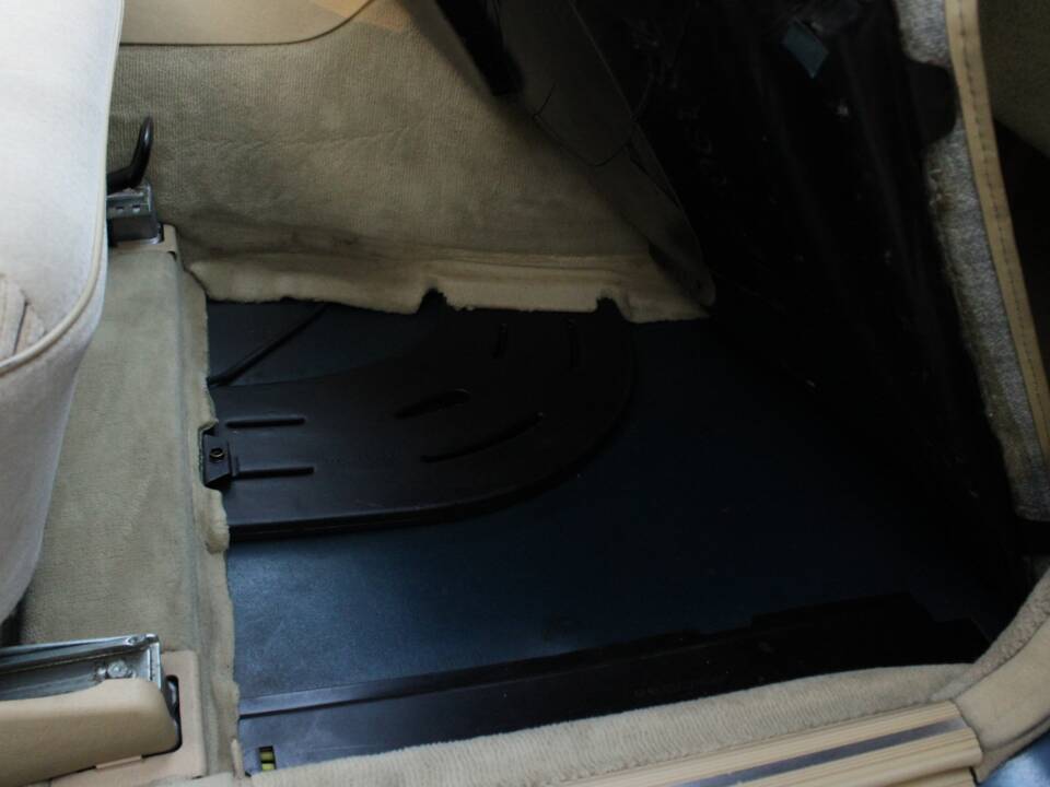 Image 34/51 de Mercedes-Benz 500 SE (1984)