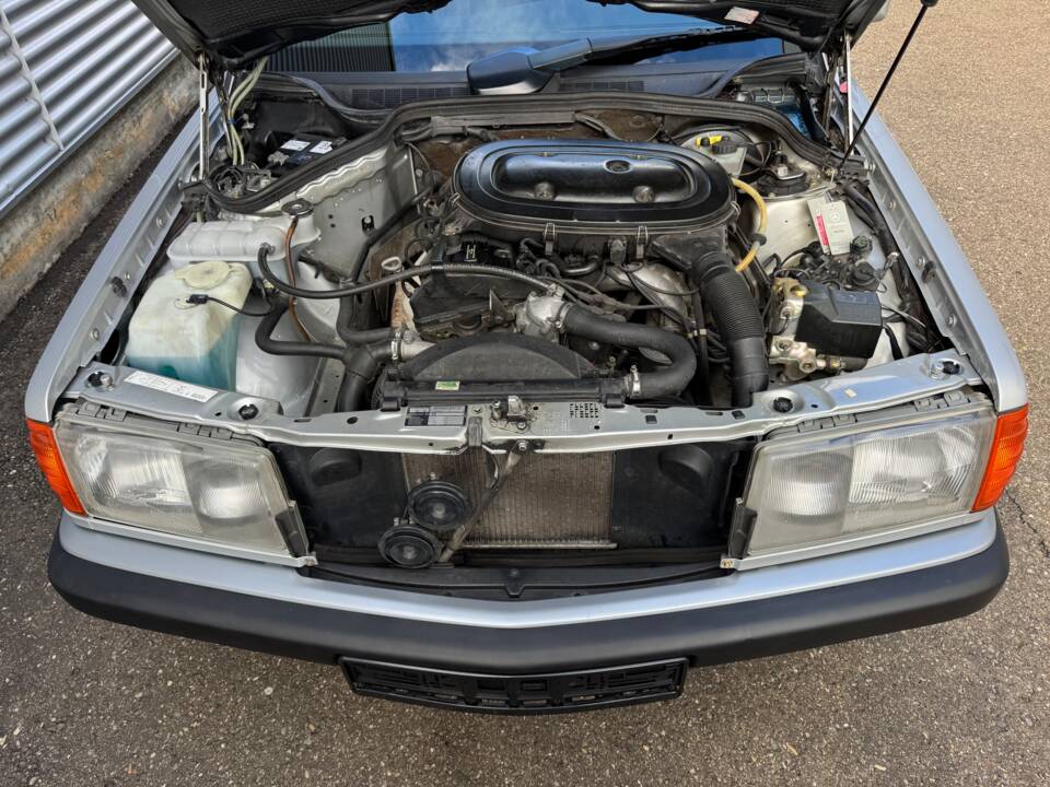 Bild 32/41 von Mercedes-Benz 190 E 2.0 (1992)