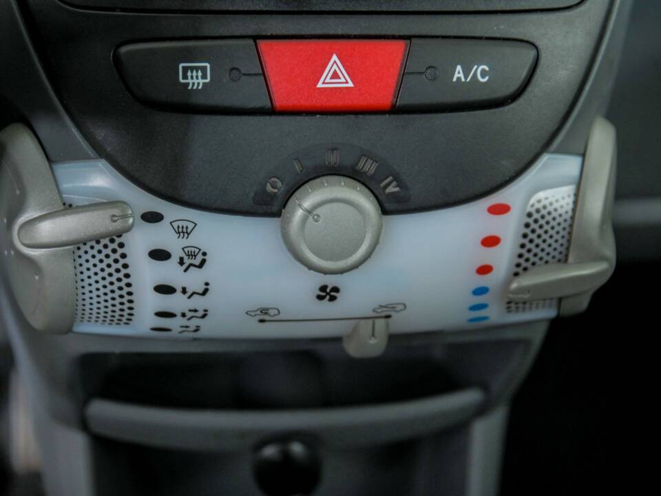 Image 25/48 of Toyota Aygo (2010)