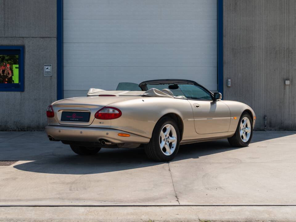 Image 19/91 de Jaguar XK8 4.0 (2000)
