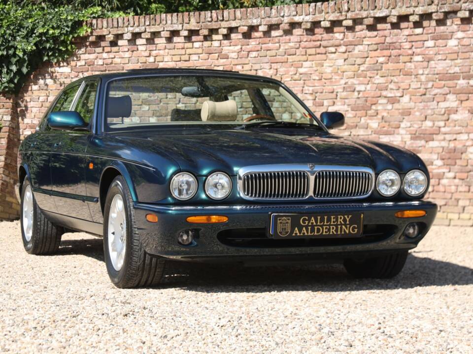 Bild 25/50 von Jaguar XJ 8 4.0 Executive (2001)