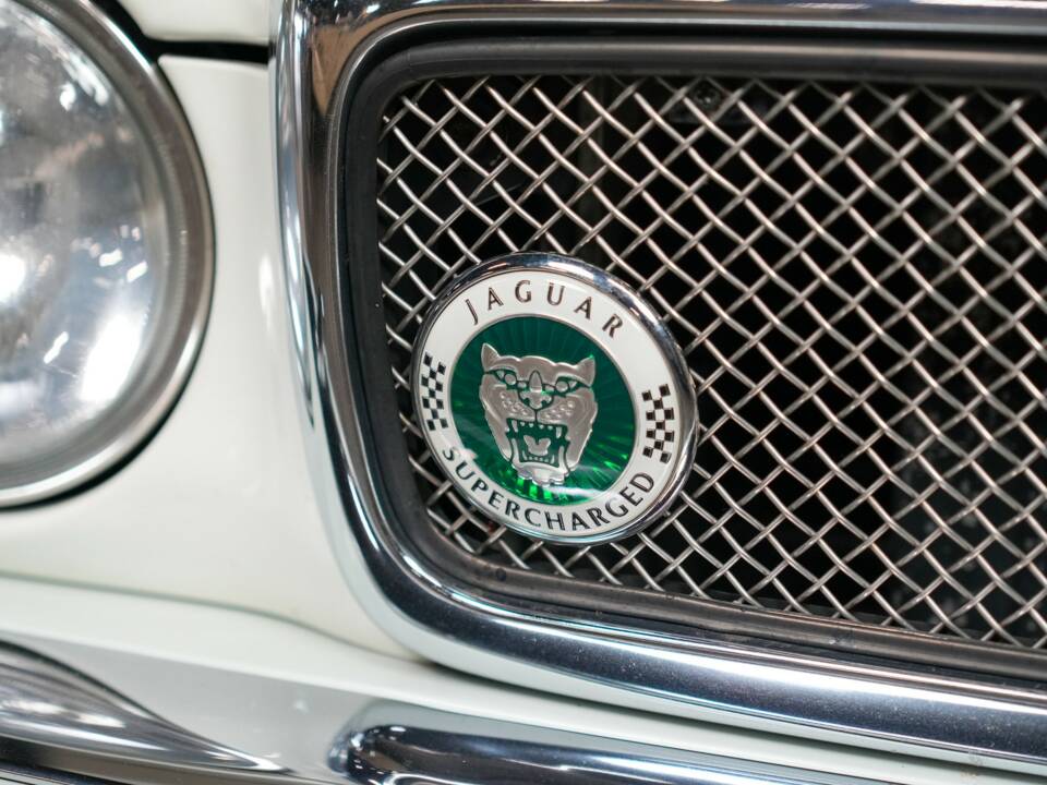 Image 38/50 of Jaguar XJR 4.0 (1995)