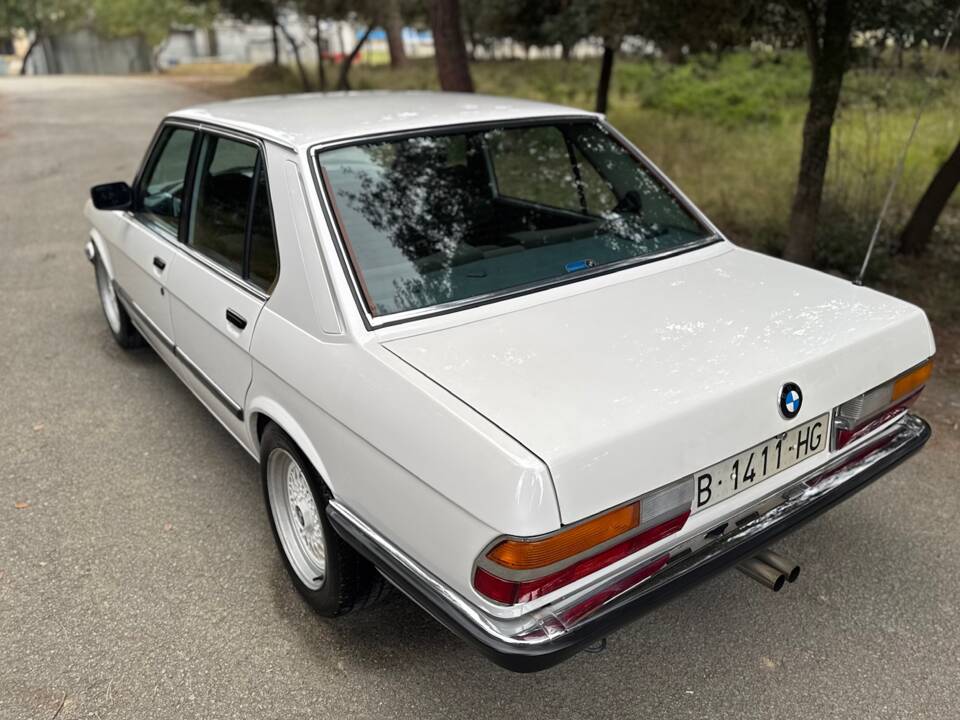 Bild 21/47 von BMW 528i (1986)