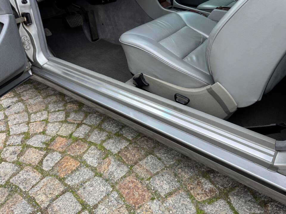 Imagen 35/100 de Mercedes-Benz 300 CE (1992)