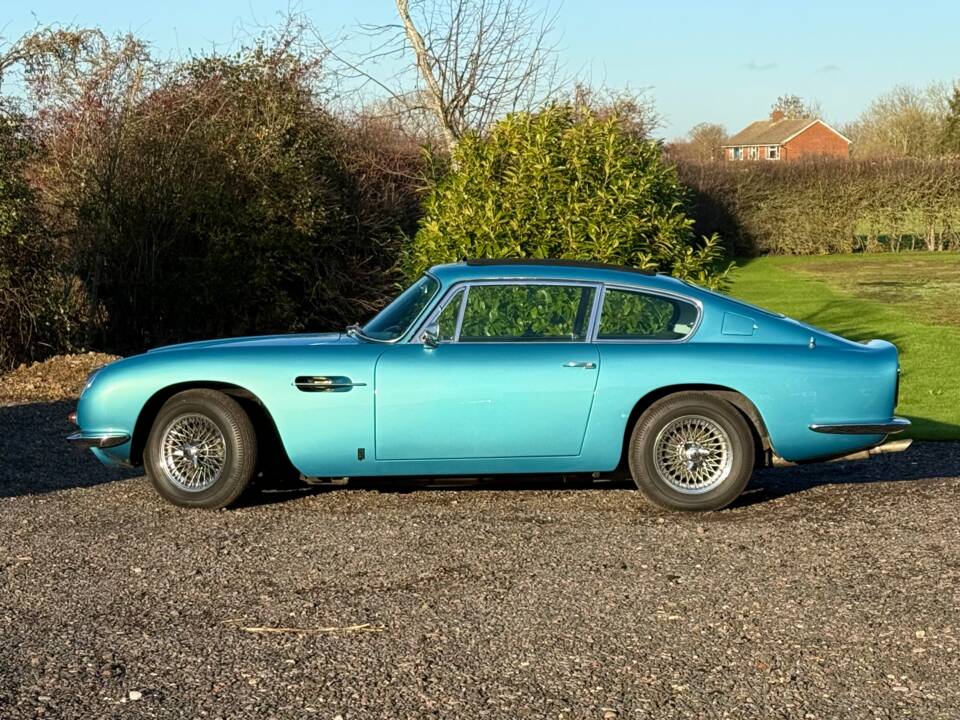 Image 4/19 of Aston Martin DB 6 (1969)