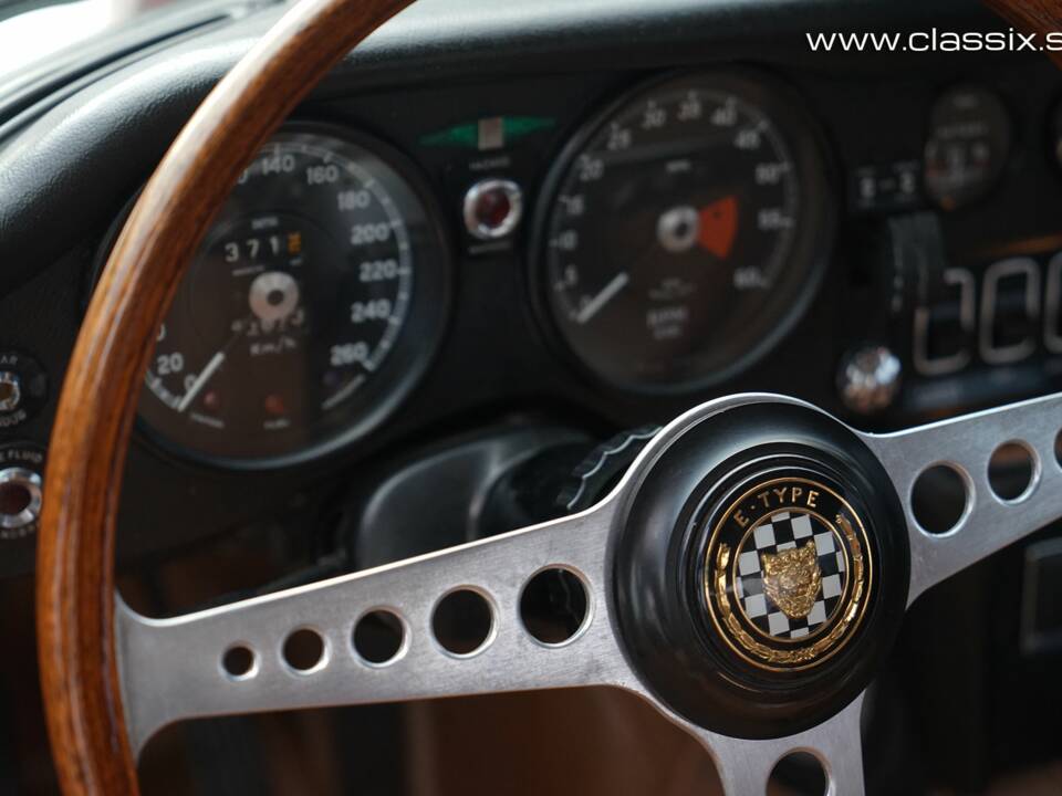 Image 16/17 of Jaguar E-Type (1970)
