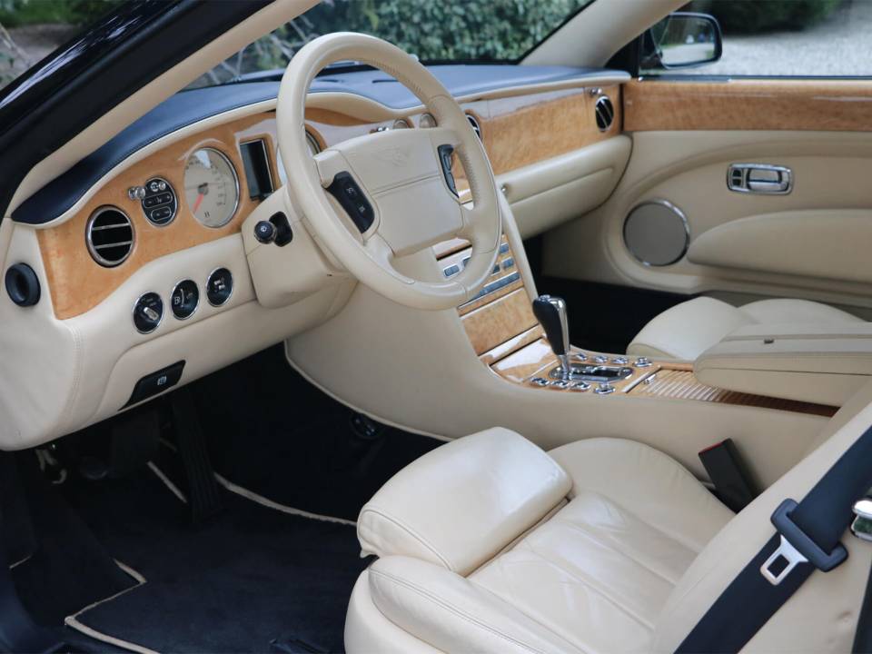 Image 21/31 of Bentley Azure (2007)