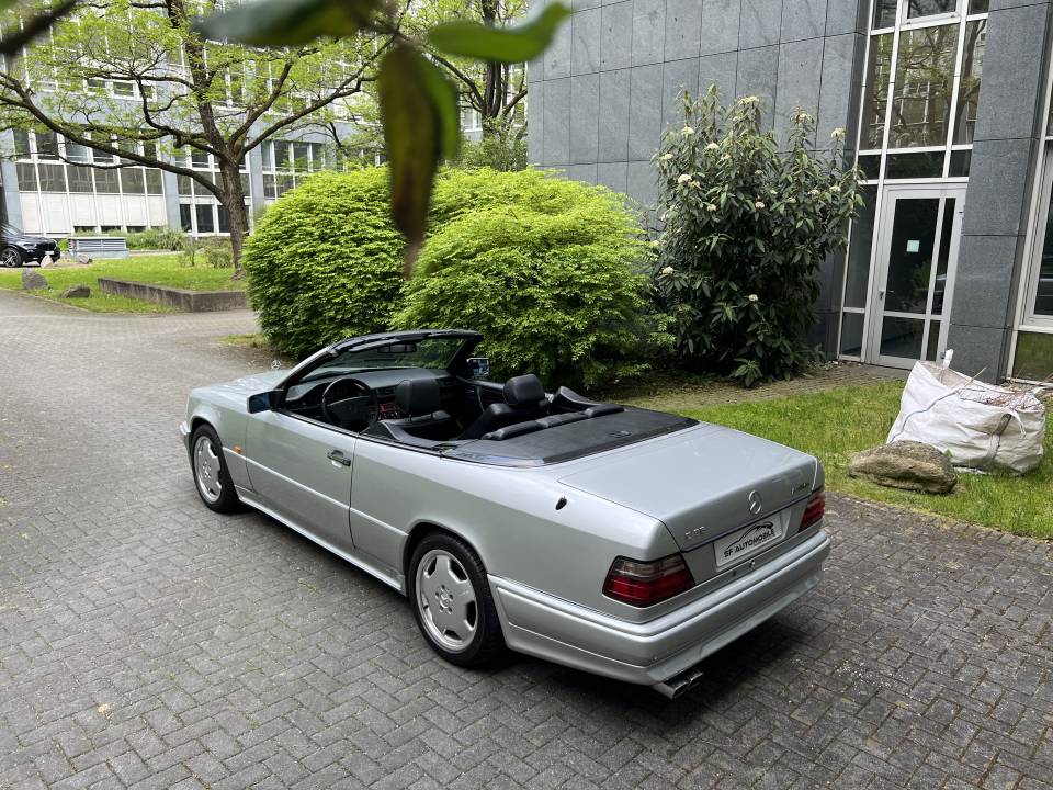 Immagine 2/30 di Mercedes-Benz E 36 AMG (1995)