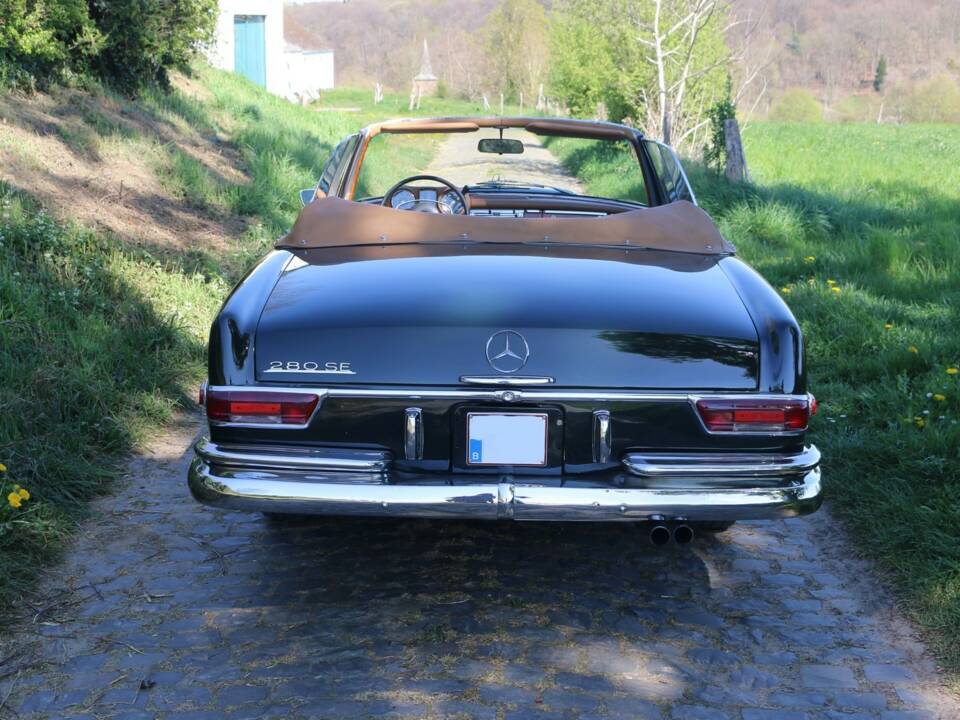 Image 3/4 of Mercedes-Benz 250 SE (1966)