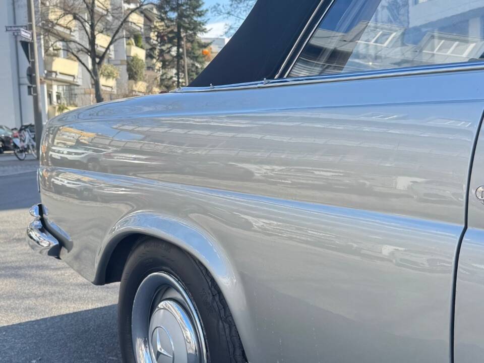 Image 17/37 de Mercedes-Benz 250 SE (1966)