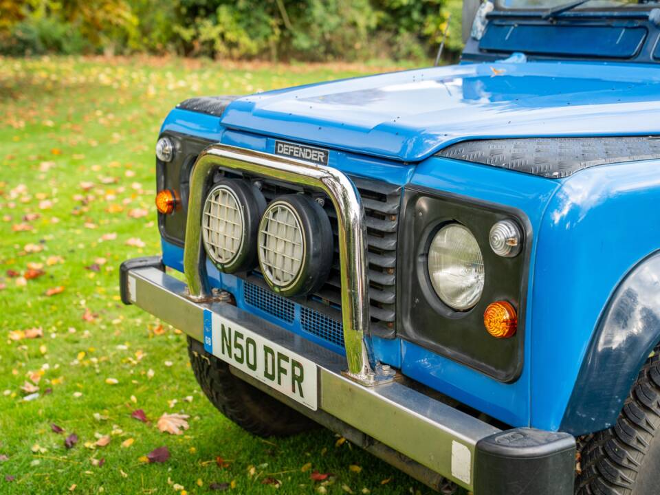 Image 14/50 of Land Rover Defender 90 "50th Anniversary" (1998)