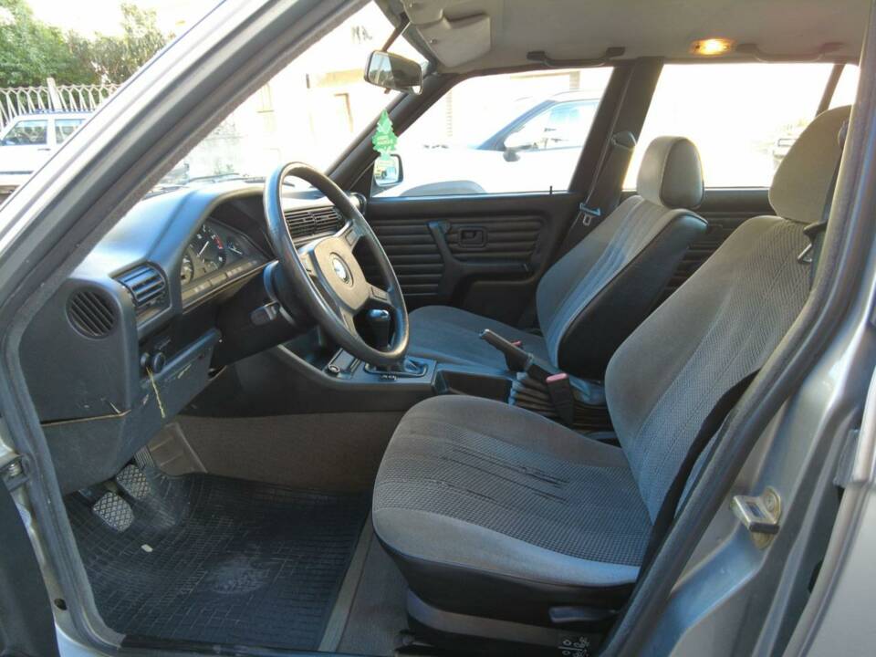 Image 13/19 of BMW 518i (1989)
