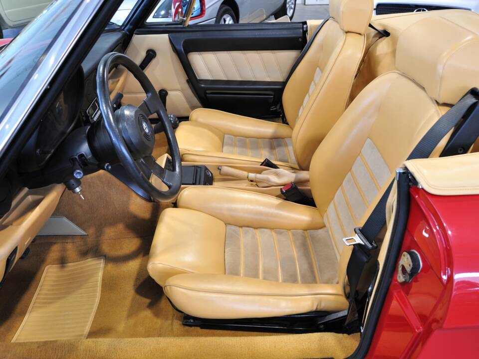 Imagen 27/30 de Alfa Romeo 1.6 Spider (1992)