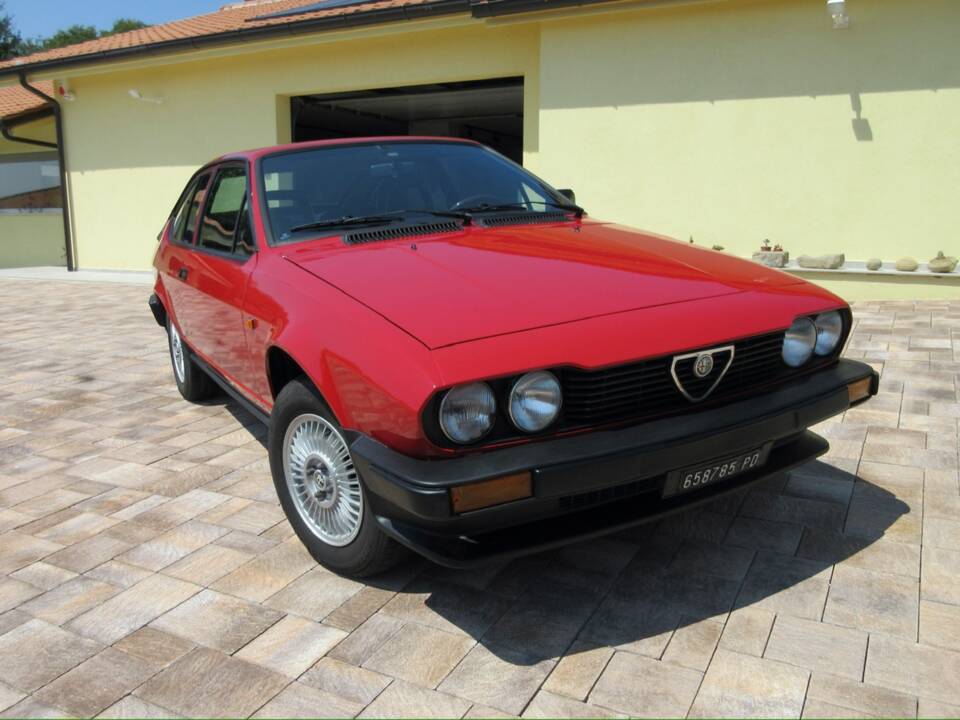 Bild 2/31 von Alfa Romeo GTV 2.0 (1982)