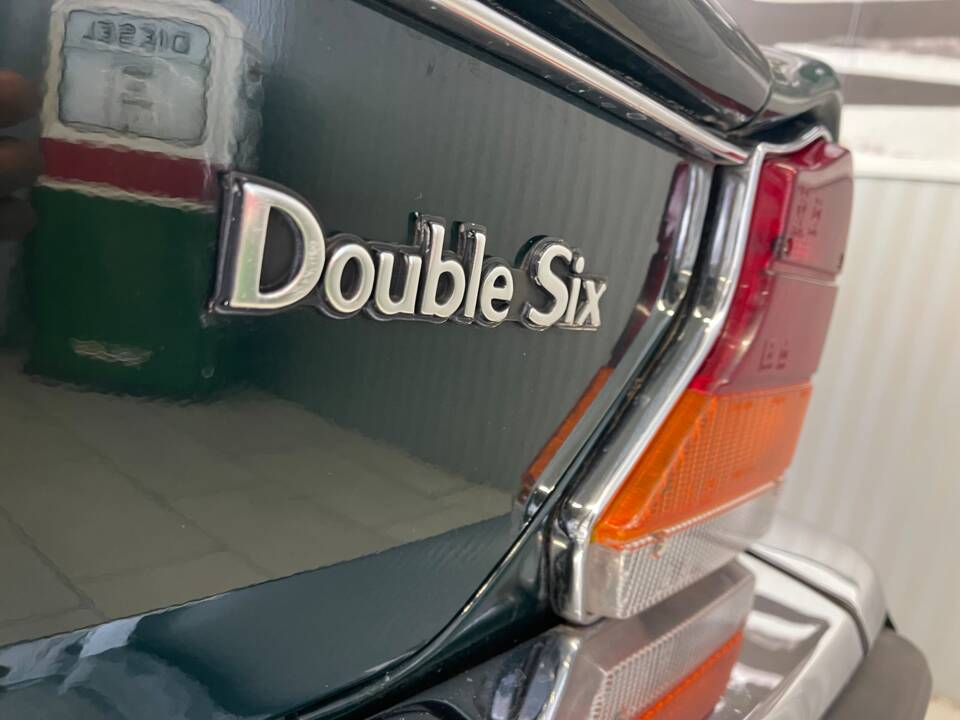 Image 17/18 of Jaguar XJ12 6.0 (1993)