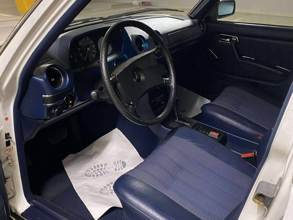 Image 4/7 of Mercedes-Benz 230 E (1981)