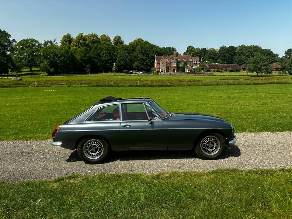 Image 2/38 of MG MGB GT V8 (1974)
