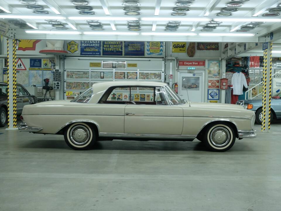 Image 12/50 of Mercedes-Benz 300 SE (1966)